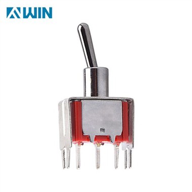 Vertikálny miniatúrny prepínač na montáž PCB